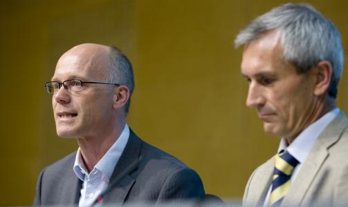 -KOMMER TIL NORGE: Overlege Bj�rn Gunnar Iversen (t.v.) ved Nasjonalt Folkehelseinstitutt og helsedirekt�r Bj�rn-Inge Larsen tror begge det bare er et sp�rsm�l om tid f�r smitten kommer her til lands. Foto: SCANPIX
Foto: H�kon Mosvold Larsen / SCANPIX