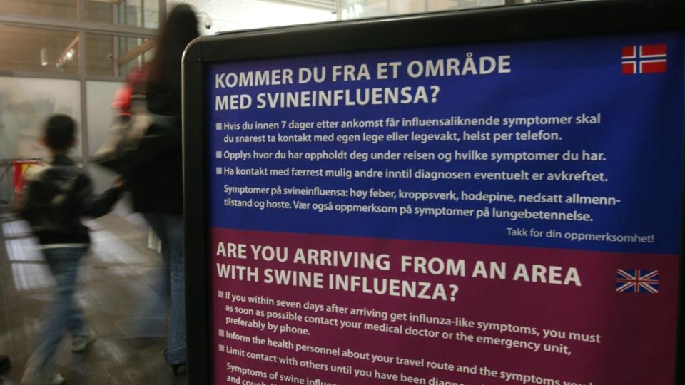 SVINEINFLUENSAR�D: Plakater som dette henger p� alle norske flyplasser etter at svineinfluensaen ble kjent. Foto: Bj�rn Sigurds�n / SCANPIX
