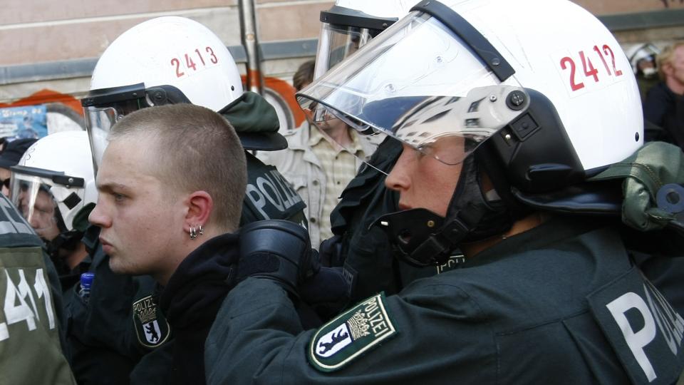 DEMONSTRERTE:Tysk politi arresterer en venstreaktivist som deltok i en motdemonstrasjon mot det tyske nasjonalistpartiet i Berlin fredag. Foto: REUTERS/SCANPIX