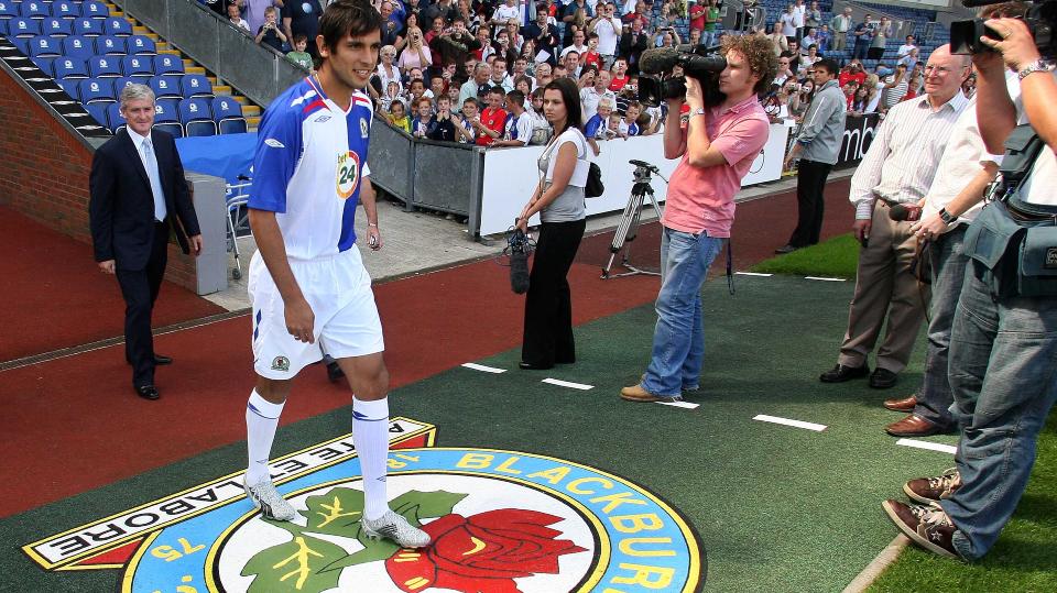 MENER GAMLEKLUBBEN SLITER: Mark Hughes p�st�r Blackburn ikke overlever et eventuelt nedrykk fra pengestinne Premier League. Her presenterer han Roque Santa Cruz mens han fortsatt var Blackburn-manager. Santa Cruz er en av spillerne som vil bort fra Blackburn.Foto: AP/Dave Thompson