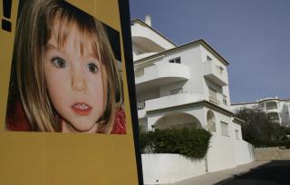 FERIEIDYLLEN SOM BLE BRUTT: Det henger fortsatt store plakater av Madeleine i den portugisiske feriebyen Praia Da luz. Foto: REUTERS/Hugo Correia/SCANPIX FERIEIDYLLEN SOM BLE BRUTT: Det henger fortsatt store plakater av Madeleine i den portugisiske feriebyen Praia Da luz. Foto: REUTERS/Hugo Correia/SCANPIX