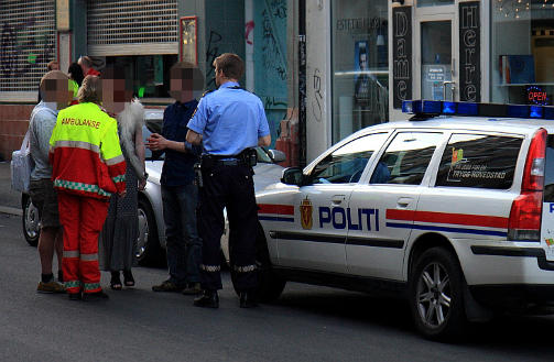 SKREKKSLAGNE VITNER: En rekke personer s� det blodige knivangrepet. Her er vitner i samtale med politiet. Foto: Svein Gustav Wilhelmsen