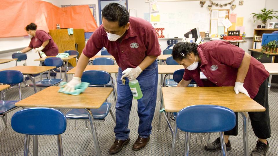 FORHOLDSREGLER: Amerikanske helsemyndigheter har valgt � stenge en rekke skoler i h�p om � hindre spredning av svineinfluensa. Ved denne skolen i Texas f�r alle pultene og stolene en ekstra vask i kampen mot viruset. Foto: AP PHOTO/SCANPIX