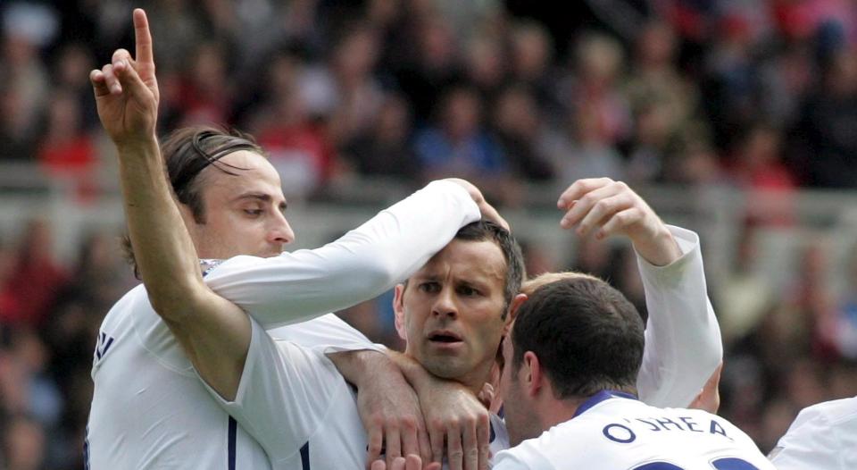 AVGJORDE: Mange har ment at Giggs fikk �rets spiller-prisen for lang og tro tjeneste i �r. I dag viste han hva han betyr for et gulljagende United da han banket inn f�rste m�let i 2-0-seieren mot Boro.Foto: EPA/LINDSEY PARNABY