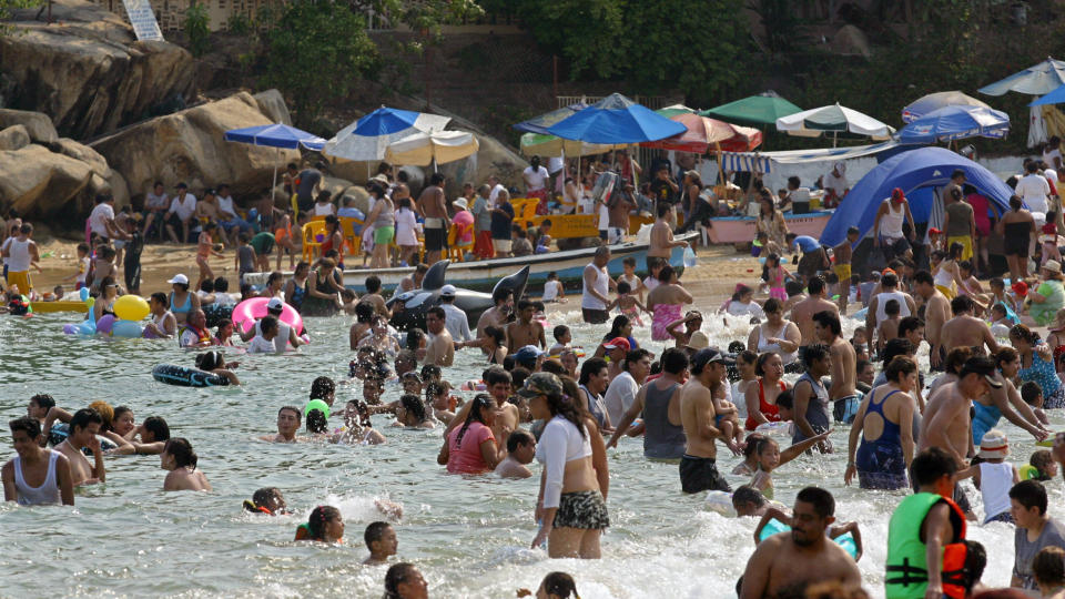OVERSER P�BUDET: Innbyggerne i Mexico ser ikke ut til � bry seg om myndighetens p�bud om � holde seg innend�rs de neste dagene. Bildet er tatt p� stranden i Acapulco i g�r. AFP PHOTO/Jesus GARCIA