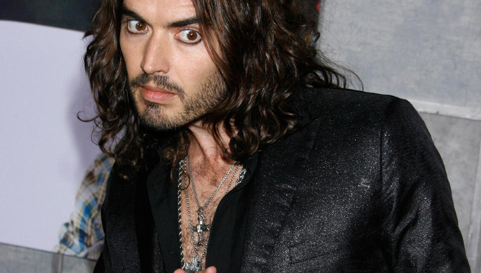 BEH�VER IKKE HA D�RLIG SAMVITTIGHET: Russell Brand m�tte legge seg flat etter Andrew Sachs-hetsen, men blir n� takket av 79-�ringen, som opplever en ny v�r som skuespiller. Foto: STELLA PICTURES