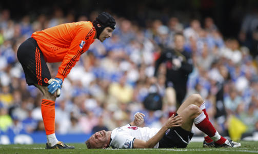 UT MED SKADE: Petr Cech kan ikke annet enn �  konstatere at Erik Nevland m� ut med skaden han fikk i en duell med Essien.Foto: AP/Sang Tan