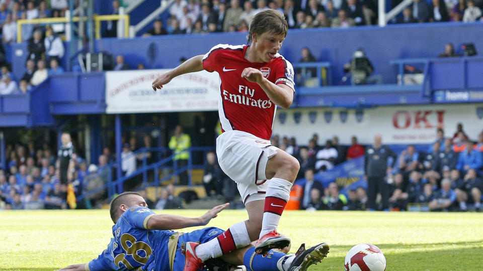 FIKK STRAFFE: Men Arsjavin vinket avvergende etter � ha ramlet i duell med Sean Davis. TV-bildene viser at Portsmouth-spilleren var f�rst p� ballen, men dommer Lee Mason d�mte straffe likevel. Foto: Ian Kington / AFP.