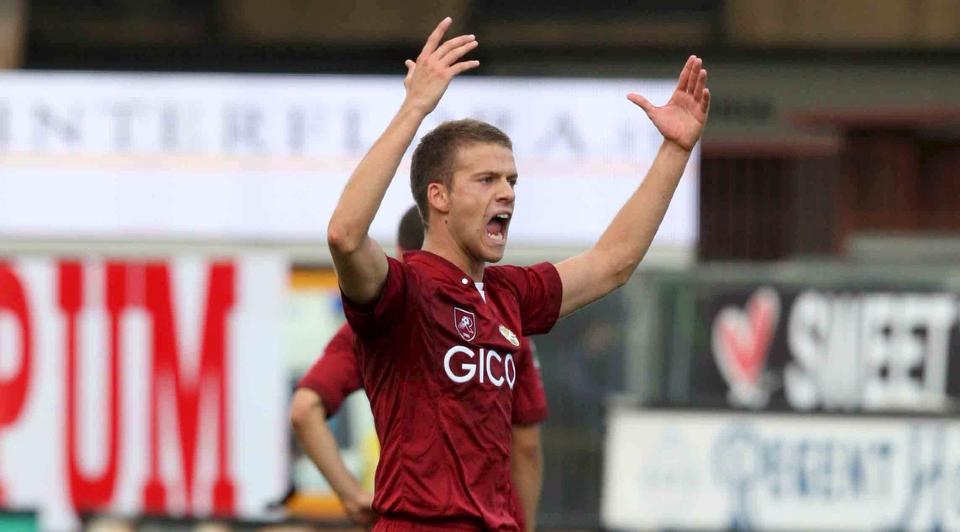 MISTET BEVISSTHETEN: Reggina-forsvarer Andrea Costa mistet bevisstheten og svelget tungen da laget vant 2-1 over Bologna. Foto:   EPA/FRANCO CUFARI