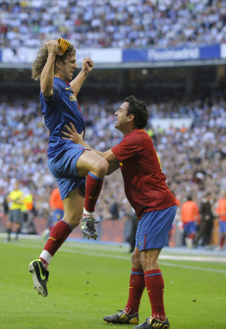 FIRE ASSIST: Xavi sto bak fire av Barcelonas scoringer. Her jubler han etter � ha sl�tt et m�lgivende frispark til Puyol. Foto: Sergio Perez / REUTERS.