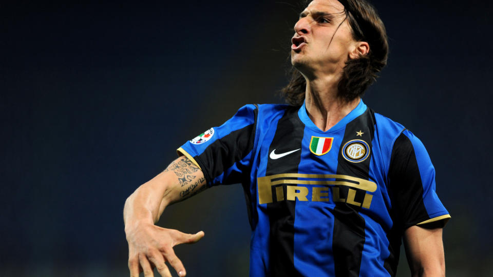 IRRITERT: Etter � ha scoret ba Zlatan Ibrahimovic ba Inter-fansen holde munn. Svensken l�p til tilskuerne med en hysjende finger foran munnen. Foto: AFP.