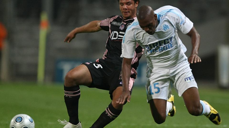  BRAATEN BRILJERTE:  Daniel Braatens herjinger emd serieleder Marseille l�rdag kveld, var en kj�rkommen hilsen hjem til landslagssjef Egil Drillo Olsen. Her har Braaten i sort grepet p� Marseille-forsvarer Ronald Zubar. Foto: JEAN-PAUL PELISSIER/REUTERS/SCANPIX.