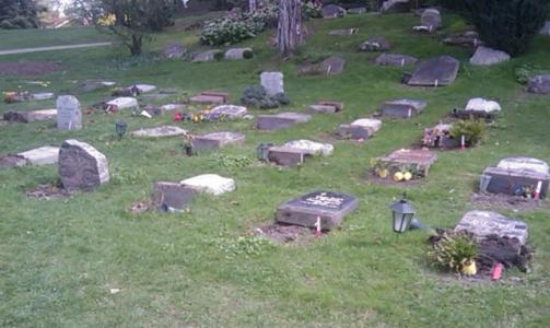 VELTET: Natt til s�ndag ble mellom 30-40  gravst�tter p� kirkeg�rden ved Nordstrand kirke veltet. Foto: ROGERIO SNARLI