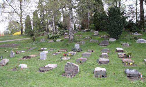 VELTET: Natt til s�ndag ble mellom 30-40 gravst�tter p� kirkeg�rden ved Nordstrand kirke veltet. Foto: ROGERIO SNARLI