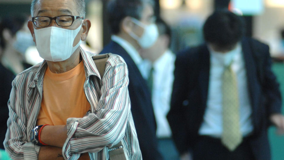 MANGE BRUKER MUNNBIND: Mange passasjerer ved Taiwans flyplass Taoyuan brukte i dag munnbind, etter at b�de S�r-Korea og Hong Kong bekreftet tilfeller av H1N1-viruset. Foto: AFP /PATRICK LIN