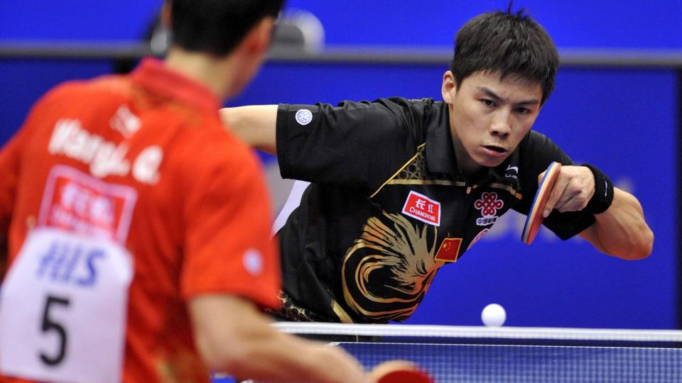 ASIATISK DOMINANS: Kineserne Chen Qi, til h�yre, og Wang Liqin m�ttes i semifinalen i bordtennis-VM i Tokyo. I semifinalene er det kun asiatiske spillere.Foto: EPA/KIMIMASA MAYAMA