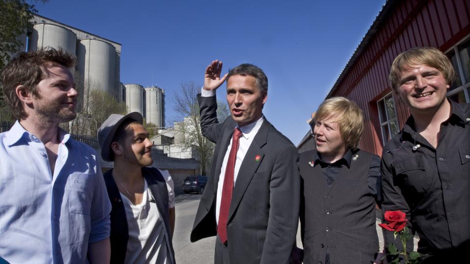 SAMMEN 1. MAI: Statsminister Jens Stoltenberg med (fra venstre) Espen Lind, Alejandro Fuentes, Kurt Nilsen og Askil Holm etter 1.mai-arrangementet p� Slemmestad fredag. Foto: SCANPIX
Foto: Bj�rn Sigurds�n / SCANPIX
