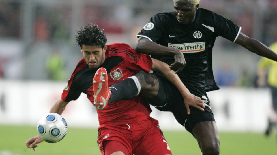 N�RMER SEG: Aristide Bance og J�rn Andersens Mainz n�rmer seg opprykk til Bundesliga.Foto:
AFP/ DDP/ JUERGEN SCHWARZ