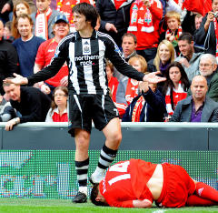 Newcastle United's English midfielder Joey Barton (L) appeals to the referee as he is sent off for a foul on Liverpool's Spanish midfielder Xabi Alonso (R) during their English Premier League football match at Anfield in Liverpool, north-west England, on May 03, 2009. AFP PHOTO/PAUL ELLIS -  FOR EDITORIAL USE ONLY Additional licence required for any commercial/promotional use or use on TV or internet (except identical online version of newspaper) of Premier League/Football League photos. Tel DataCo  44 207 2981656. Do not alter/modify photo.