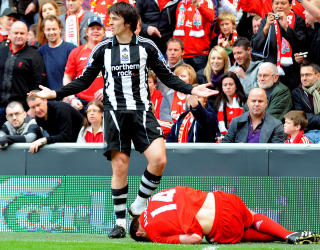 SKJ�NNER INGENTING: Joey Barton har akkurat satt en takling han ville blitt buret inne for sl�r ut med armene mot dommeren. Barton ble utvist, Alonso ble b�ret ut.Foto: AFP/PAUL ELLIS