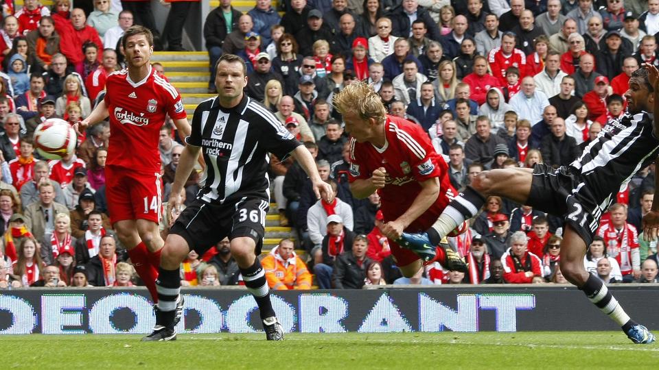 OG DER VAR KAMPEN OVER: Dirk Kuyt setter inn 2-0 for Liverpool, og avslutter med det kampen mot Newcastle.Foto: REUTERS/Phil Noble