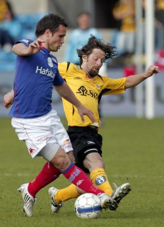 BYTTET UT: Erik Mykland holdt 82 minutter mot V�lerenga. Her i en av mange dueller med Kristofer H�stad. Foto: Stian Lysberg Solum / SCANPIX