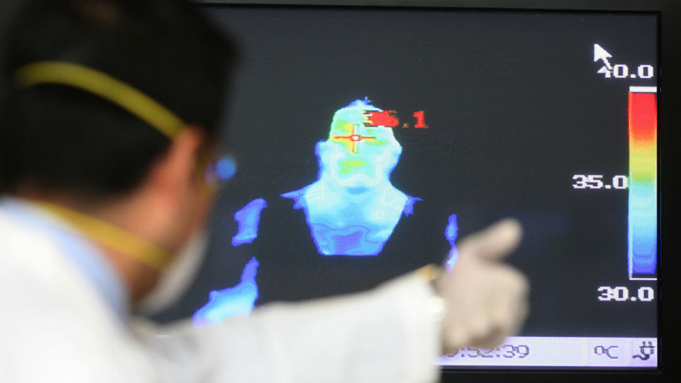 SPREDNINGSKONTROLL:: Flyplassansatte scanner etter syke med varmef�lsomme kameraer, i et fors�k p� � hindre spredning. Ingen tilfeller av H1N1-varianten som gir svineinfluensa er p�vist i Norge. Foto:SCANPIX/AFP PHOTO/Carlos JASSO