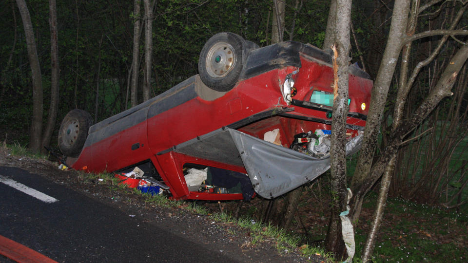 P� SYKEHUS:  En mann (40) er hardt skadet etter en utforkj�ring i Buskerud. Vitner sier bilen holdt sv�rt h�y hastighet og var n�r ved � frontkollidere. Foto: Ole Christian Nordby