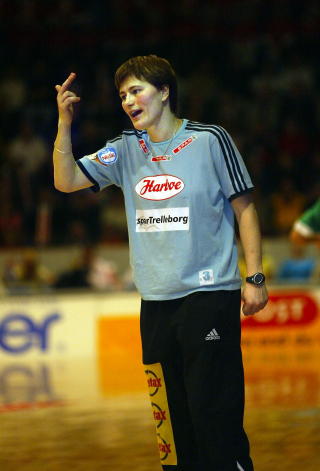 HISSIG TRENER: Ogs� som trener har Anja Andersen vist fram fingeren fin. Her under en Slagelse-kamp for fem �r siden. Foto: J�RGEN JESSEN/SCANPIX