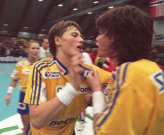 BSK-BR�K: Anja Andersen og Kjersti Grini havnet i tottene p� hverandre etter at B�kkelaget tapte sammenlagt for Dortmund i europacupen i 1996. Foto: LISE �SERUD/NTB/SCANPIX