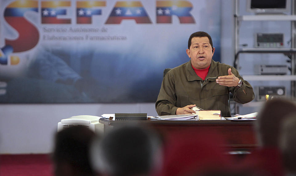 STYRTET:  En helikopterstyrt p�  grensen mellom Venezuela og Colombia kostet 18 soldater livet, annonserte Hugo Chavez s�ndag kveld. Foto: AP Photo/Miraflores Press Office