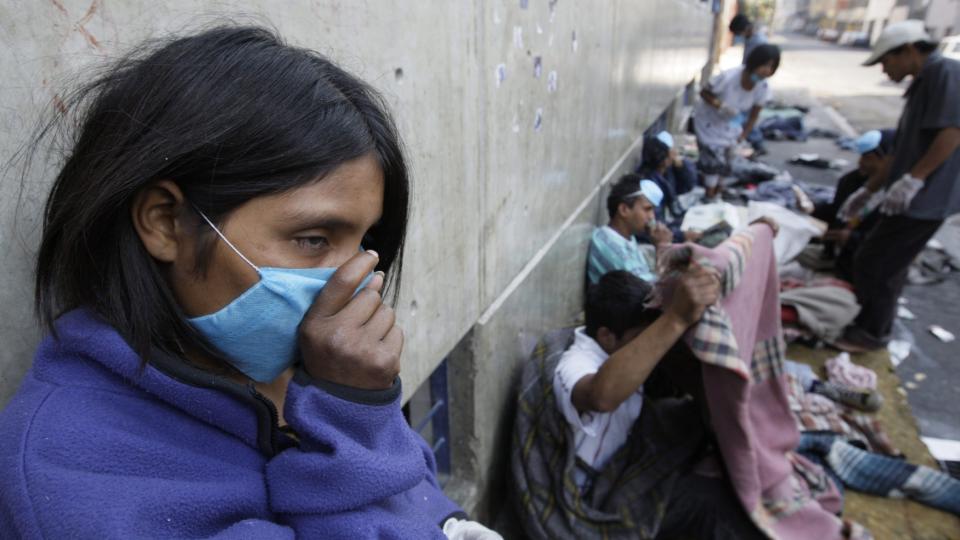 MEXICO CITY;  En hjeml�s jente sniffer lim under en rutinesjekk for influensasymptomer i sentrum av Mexico City. Mexico har kommet over sykdommens toppunkt og er p� vei tilbake, sier myndighetene. Foto: REUTERS/Daniel Aguilar