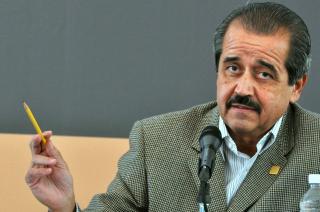 INFORMERER:  Helseminister Jose Angel Cordova redgjorde for svineinfluensaens siste utvikling under en pressekonferanse s�ndag. Foto: EPA/EDUARDO MORALES