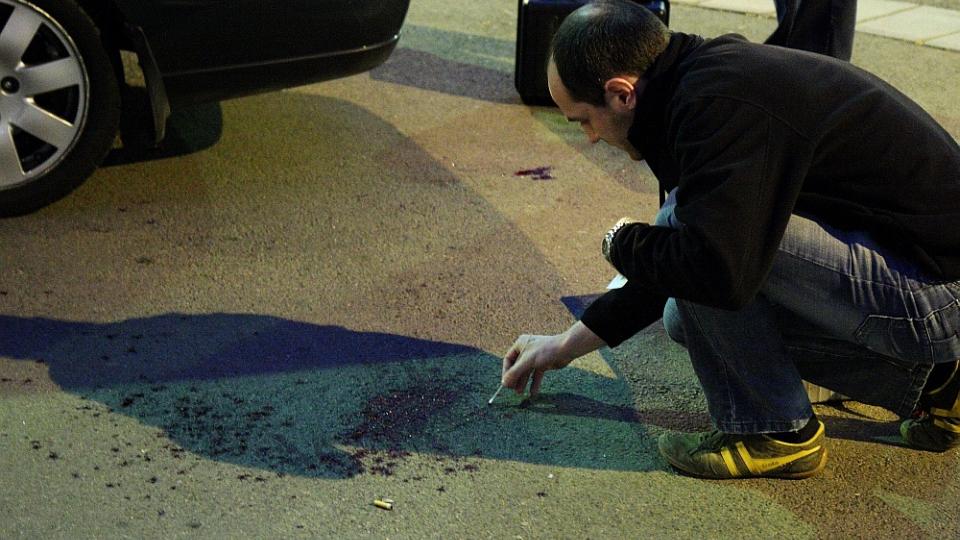 TIL SYKEHUS:   Her unders�ker en av Oslo-politiets teknikere steder der en mann ble stukket i ansiktet i natt. Foto: Svein Gustav Wilhelmsen