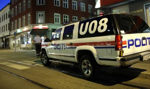 TRE MENN BAK RAN: Politiet s�kte i natt etter tre gjerningspersoner. Ingen er p�grepet. Foto: Svein Gustav Wilhelmsen