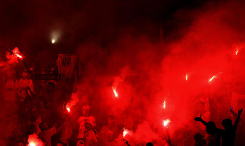 TOK FYR: Fyrverkeri og konfettibruk f�rte til at podiet tok fyr da Corinthians-kapteinen skulle motta trofeet. Foto: SCANPIX/AFP/Mauricio LIMA