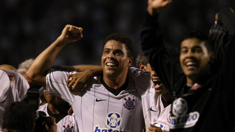 PAULISTA-MESTER: Ronaldo var en glad mann etter � ha sikret tittelen som Sao Paulo-mester, men gleden gikk raskt over til kritikk av arrang�rene da feiringen ble mer dramatisk enn brasilianeren likte. Foto: SCANPIX/AFP/Mauricio LIMA