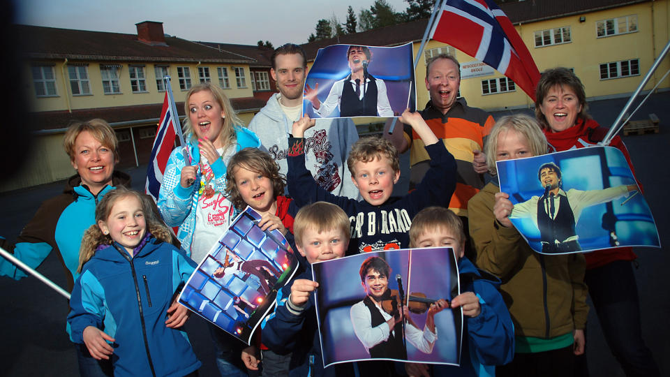 HEIER P� ALEXANDER: Venner, naboer og elever ved hans gamle skole. Bak (fra venstre) G�ril W�gger, Malin A. H�jfeldt, Thomas W�rnes, Kjell Arild Tiltnes og Kathrine
Bj�rke Norvik. Foran Eline Norvik (9), Nicolai Lund (10), William W�gger (7), Kristian W�gger (9), Edvard Norvik (7), og Adrian Tiltnes (12). FOTO: P�L NORDSETH
