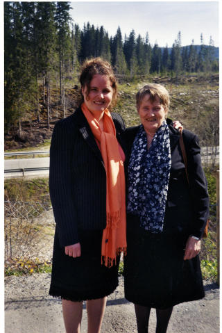OPPHAVET TIL ALT: Med mor 1. mai 2003 i Ulebu. &mdash; Mamma er en av dem jeg beundrer mest.