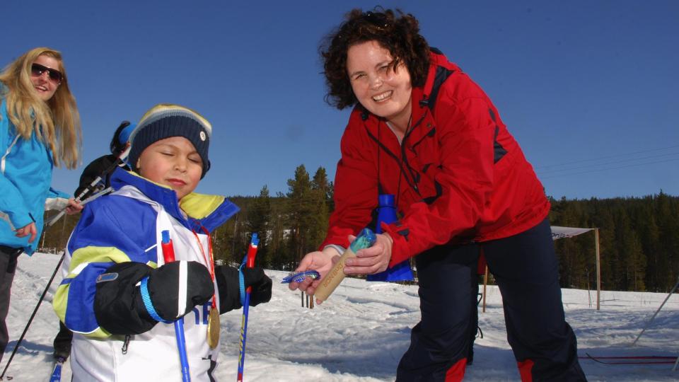ARRANG�R: I p�ska var skiglade Sylvia Brustad medarrang�r for den �rlige Brustadsprinten. Mens Aker-saken sto p� som verst, m�tte n�ringsministeren st� p� p�skefjellet med ropert i den ene h�nda og en kimende mobil i den andre.