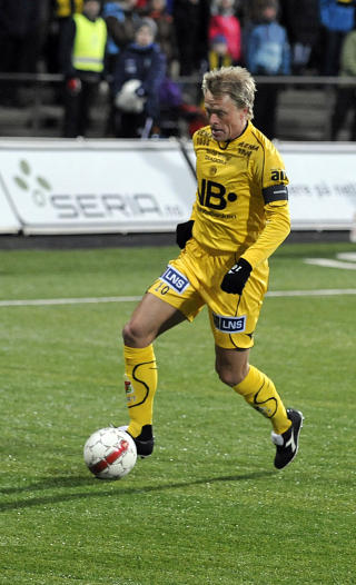 SLO OPP SKADEN: Glimts Jan Derek S�rensen var tilbake mot Viking i g�r, bare for � bli skadet p� nytt etter kort tid av andre omgang.
Foto: Anders Vanderloock/SCANPIX
