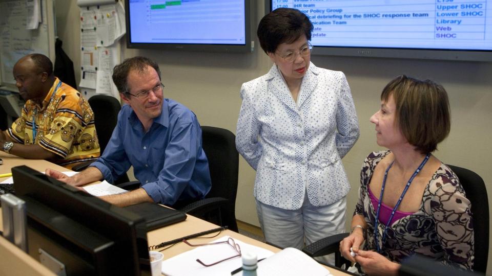 ADVARER: Margaret Chan d�lger arbeidet i WHOs strategiske operasjonssenter i Genev�. Hun advarer n� mot at svineinfluensaen kan komme i en ny og kraftigere b�lge.  Foto: AP/KEYSTONE/Handout WHO/Christopher Black/SCANPIX