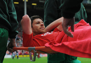 SLAPP MED SKREKKEN: Xabi Alonso m�tte b�res av Anfield-gresset p� b�re, men skal ikke ha p�dratt seg noen alvorlig skade, if�lge manager Rafa Benitez.Foto: SCANPIX/AFP PHOTO/PAUL ELLIS