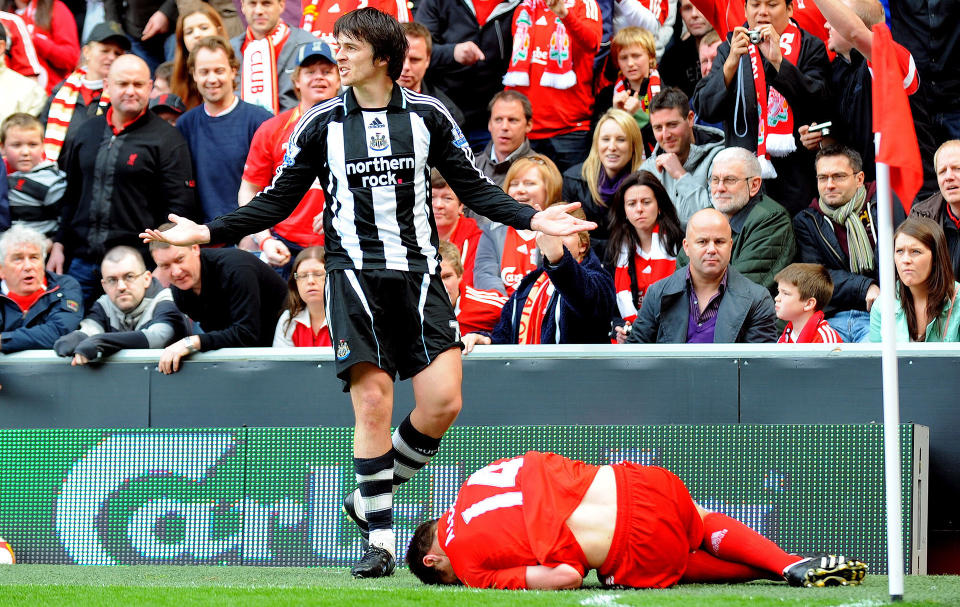UFORST�ENDE: Joey Barton sl�r ut med armene etter � ha grisetaklet Xabi Alonso p� en m�te som kunne ha �delagt karrieren til spanjolen.Foto: SCANPIX/AFP PHOTO/PAUL ELLIS