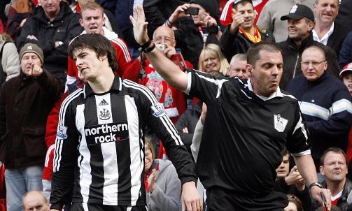 MARSJORDRE: Dommer Phil Dowd viste ingen n�de overfor Joey Barton, og sendte Newcastle-spilleren resolutt av banen.Foto: SCANPIX/AP Photo/Paul Thomas