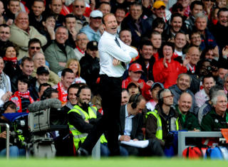 LATTER ELLER GR�T: Alan Shearer visste ikke om han skulle le eller gr�te da Liverpool-fansen antydet at han burde holdt seg i rollen som tv-ekspert. Han valgte det f�rste.Foto: SCANPIX/AFP PHOTO/PAUL ELLIS
