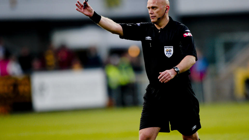 STOR ANERKJENNELSE: Tom Henning �vreb� ser det som en stor anerkjennelse for den jobben han og teamet hans gj�r at de n� er satt til � d�mme onsdagens stjernem�te mellom Chelsea og Barcelona.Foto: Stian Lysberg Solum / SCANPIX