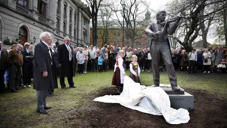 AVDUKET: Kari Sofie (7) og Ingeborg (5) avduket statuen av pappa Arve Tellefsen. Foto: Tom E. �sthuus.