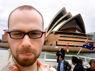 TURISTEN: Ketil Mosnes har turnert mer enn de fleste, og kommer med gode r�d i �Turn�h�ndboka�. Her er han turistb�t foran Sydney-operaen sammen med et knippe japanere.