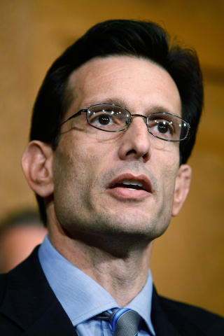 P� TUR: Republikanernes minoritetsleder i Kongressen, Eric Cantor, har sammen med Mitt Romney lagt ut p� en turn� for et nytt Amerika. Uten Sarah Palin. Foto: Win McNamee/Getty Images/AFP/SCANPIX